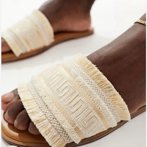 NEW IN BOX! ALDO Nalani fringe flat sandals in gold Greek Key Pattern Women’s 8 - Picture 2 of 9